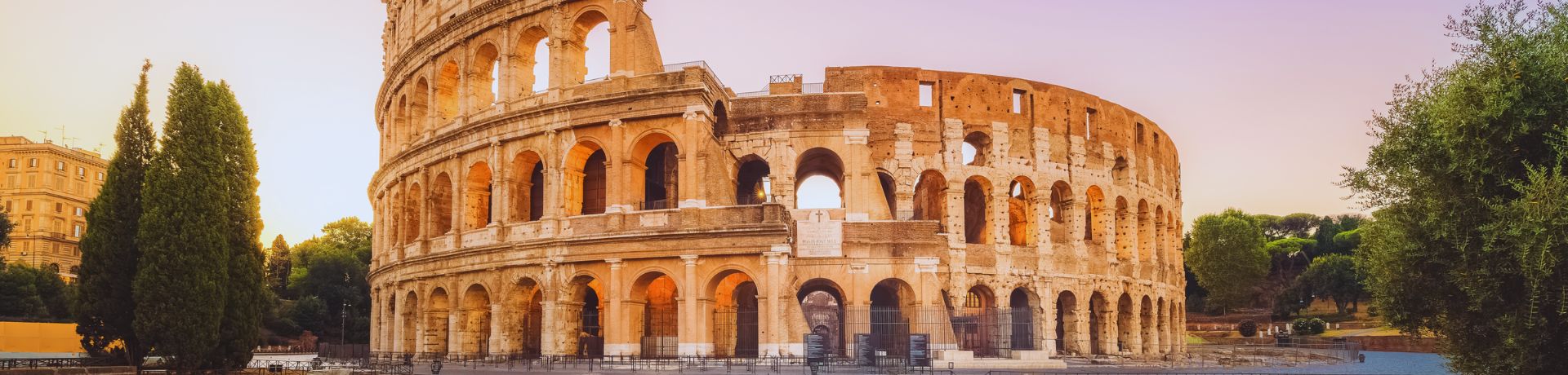 Golf cart elettrico con guida locale vicino al Colosseo all’ora dorata